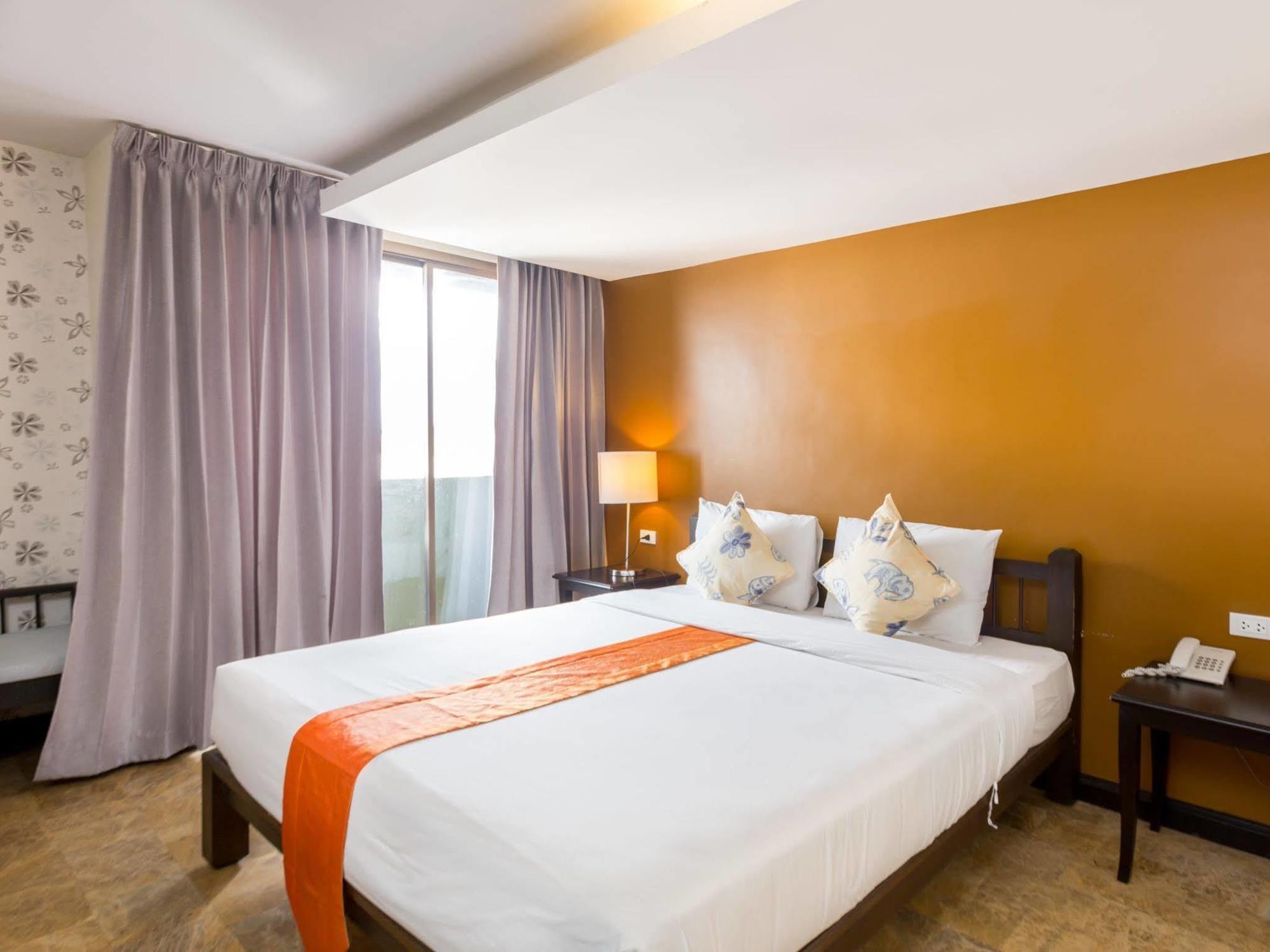 All Together Suite Hotel Bangkok Exterior foto