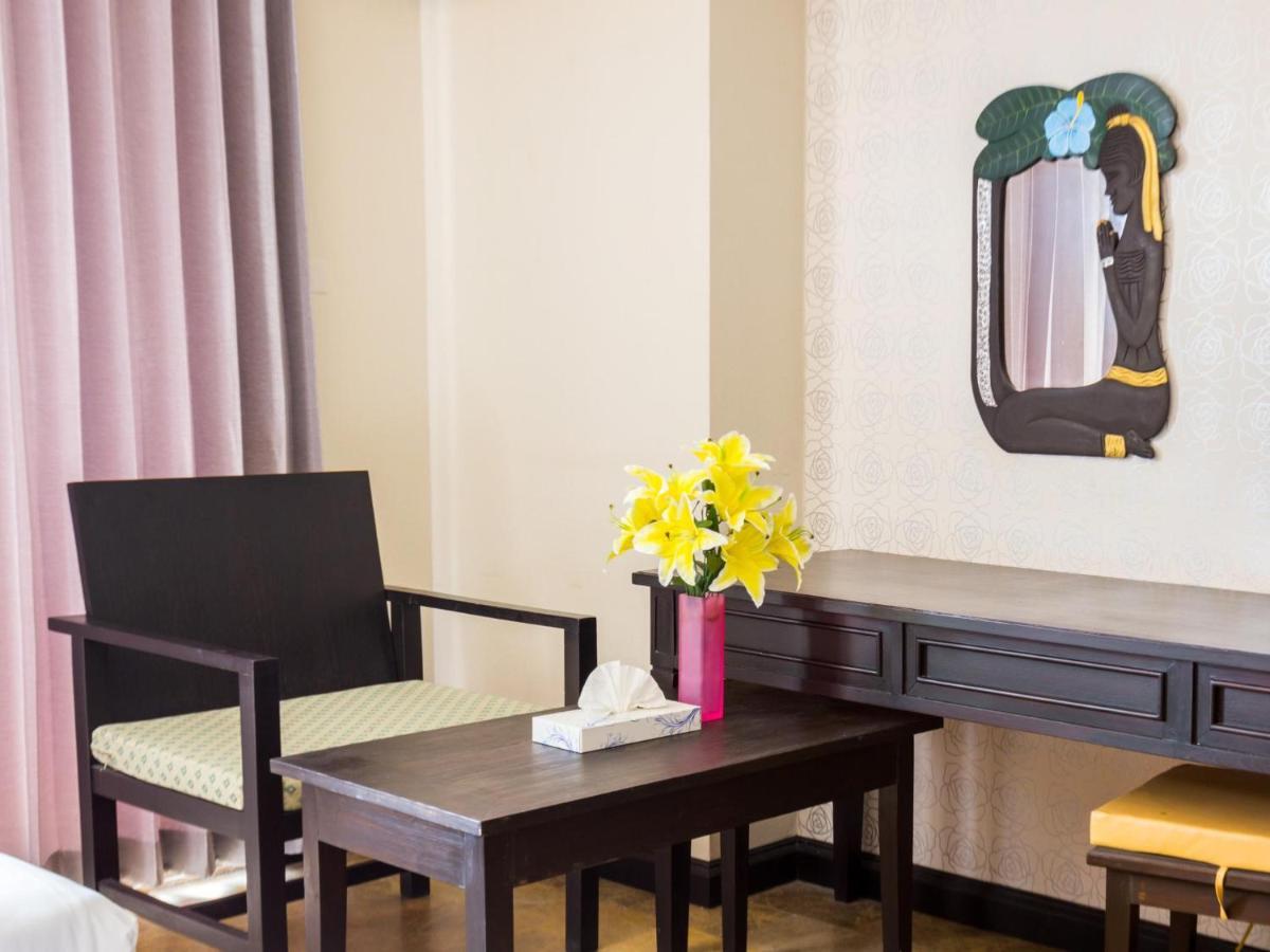 All Together Suite Hotel Bangkok Exterior foto
